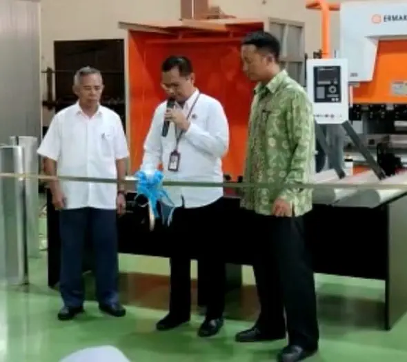 Direktur Poliban Didampingi oleh Ketua Jurusan Teknik Elektro dan Ketua Tim Matching Fund 2022 Menggunting Pita Peresmian Teaching Factory.