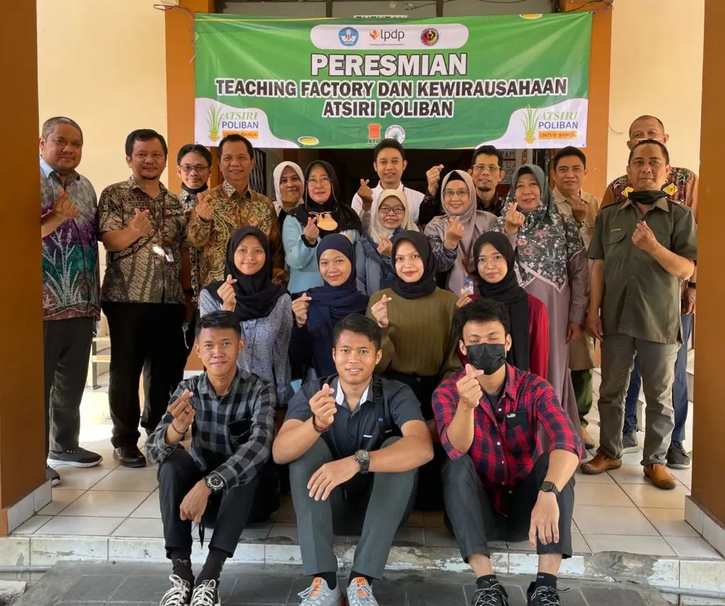 Foto Bersama DIrektur dan Tim Matching Fund 2021 dalam Acara Peresmian Teaching Factory